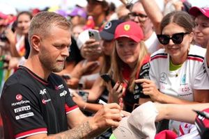 Kevin Magnussen, Haas F1 Team, firma autógrafos para los aficionados
