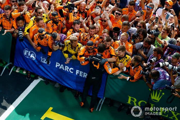 Lando Norris, McLaren F1 Team, 2ª posición, celebra con su equipo su llegada a Parc Ferme