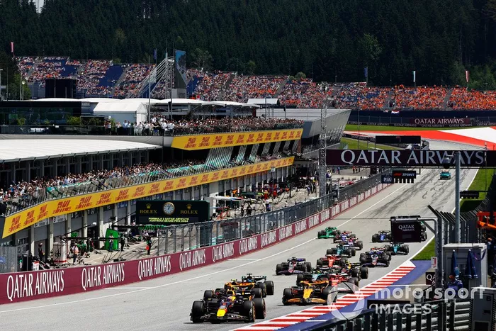 Max Verstappen, Red Bull Racing RB20, Lando Norris, McLaren MCL38, Oscar Piastri, McLaren MCL38, o resto do pelotão no início do Sprint