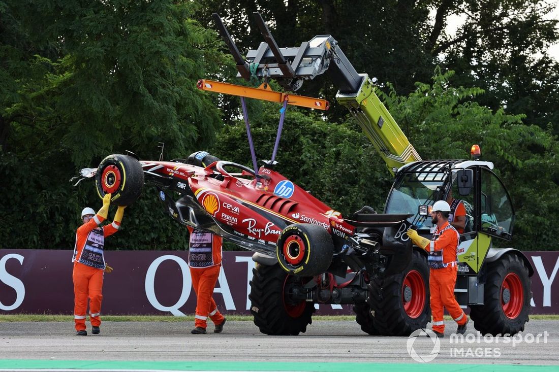 Los comisarios retiran el coche dañado de Charles Leclerc, Ferrari SF-24, del circuito