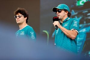 Lance Stroll, Aston Martin F1 Team, Fernando Alonso, Aston Martin F1 Team, en el escenario de la fanzone