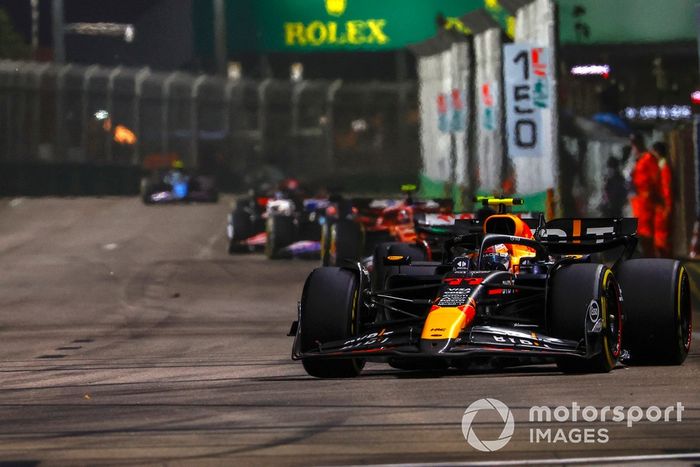 Sergio Pérez, Red Bull Racing RB20, Yuki Tsunoda, RB F1 Team VCARB 01, Carlos Sainz, Ferrari SF-24