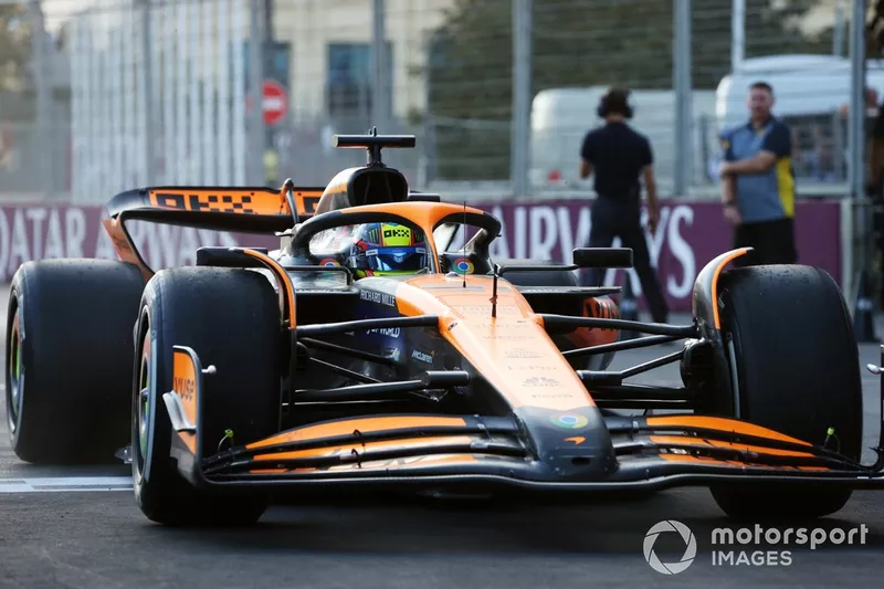 Oscar Piastri, McLaren MCL38, 1ère position, arrive au Parc Ferme