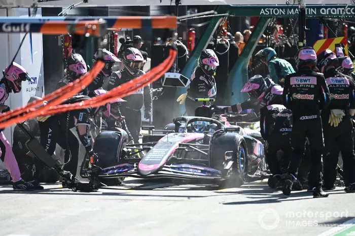 Pierre Gasly, Alpine A524, en el pit lane tras una parada en boxes