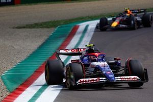 Yuki Tsunoda, RB F1 Team VCARB 01, Sergio Pérez, Red Bull Racing RB20