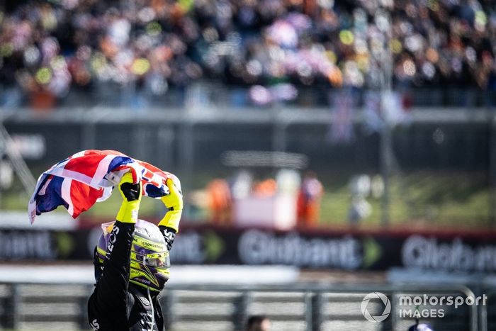 Lewis Hamilton, Mercedes-AMG F1 Team, 1ª posición, lo celebra en Parc Ferme con una bandera de la Unión