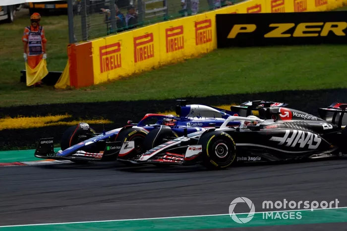 Daniel Ricciardo, RB F1 Team VCARB 01, lucha con Nico Hulkenberg, Haas VF-24