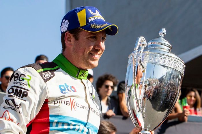 El ganador, Benito Guerra, celebra