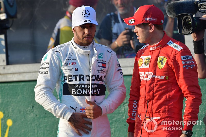 Lewis Hamilton, Mercedes AMG F1, e Sebastian Vettel, Ferrari, parlano dopo la qualifica