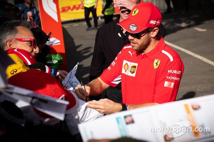 Sebastian Vettel, Ferrari firma autógrafos para los aficionados