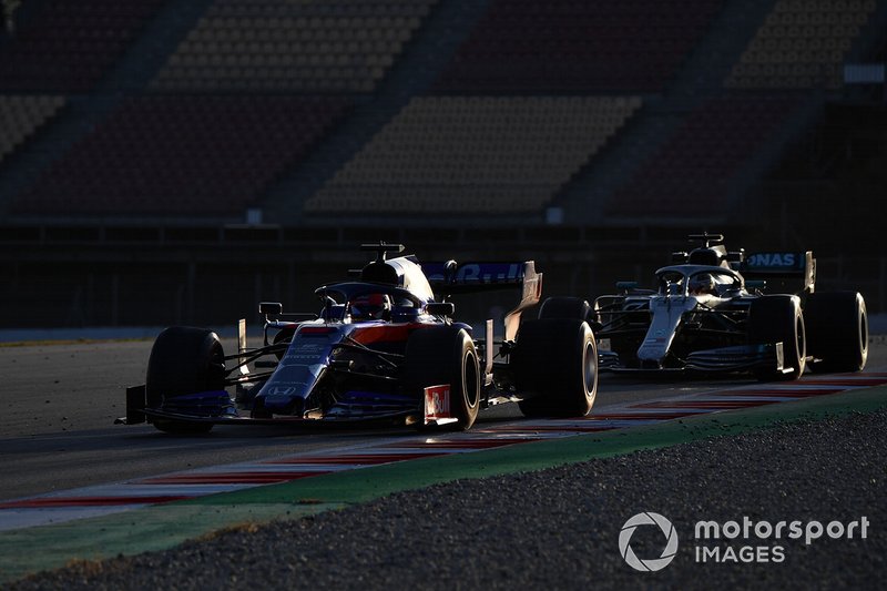 Daniil Kvyat, Scuderia Toro Rosso STR14 en Lewis Hamilton, Mercedes-AMG F1 W10 EQ Power+