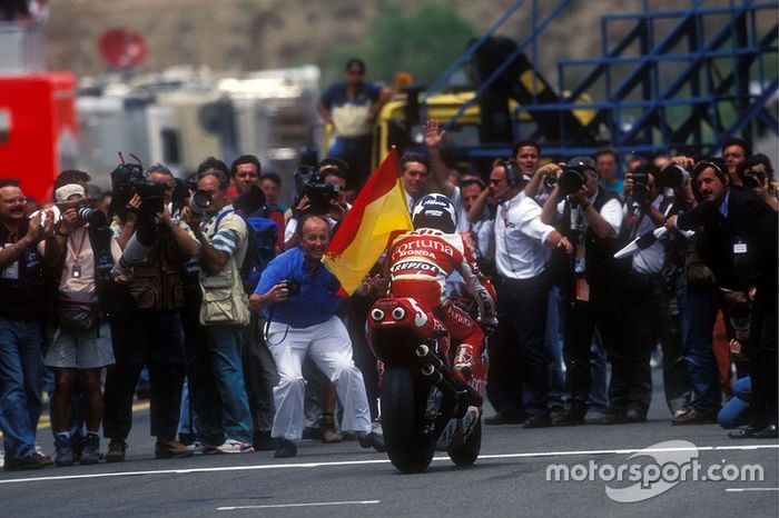 Alberto Puig pasea orgulloso la bandera española en Jerez el día que ganó su única carrera en 500cc