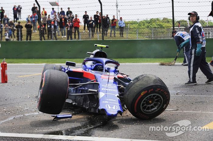 El coche chocado de Alexander Albon, Toro Rosso STR14  durante la práctica tres