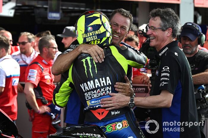 Segundo lugar Valentino Rossi, Yamaha Factory Racing celebra en parc ferme