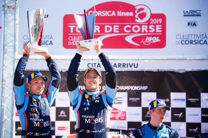 Podio: i vincitori Thierry Neuville, Nicolas Gilsoul, Hyundai Motorsport Hyundai i20 Coupe WRC