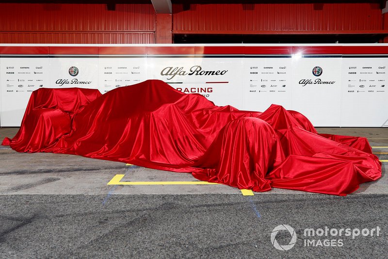 La nuova Alfa Romeo Racing C38 sotto al telo