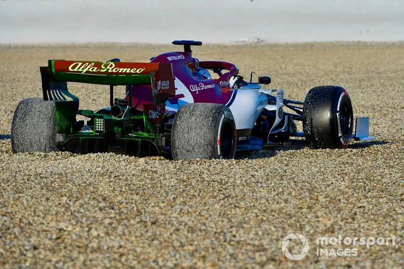 Kimi Raikkonen, Alfa Romeo Racing C38, spins into the gravel 