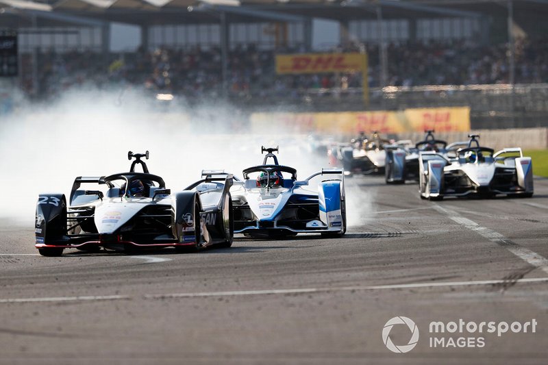 Sébastien Buemi, Nissan e.Dam, Nissan IMO1 Antonio Felix da Costa, BMW I Andretti Motorsports, BMW iFE.18 who locks up trying to pass with attack mode