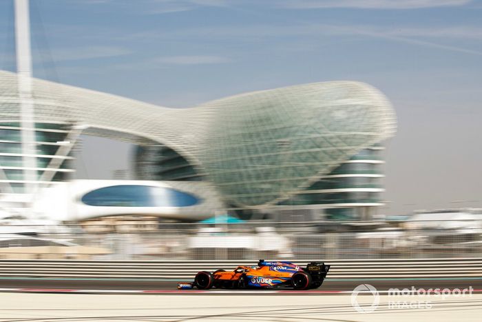 Lando Norris, McLaren MCL35M adaptado (muleto) con los Pirelli de 18 pulgadas 