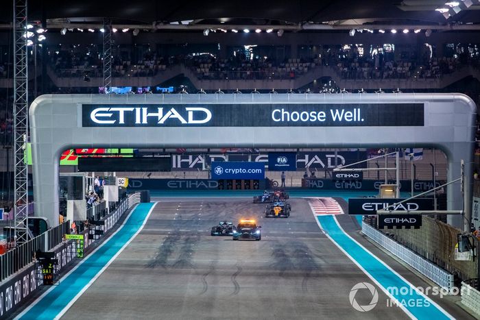 El Safety Car al frente de Lewis Hamilton, Mercedes W12, Lando Norris, McLaren MCL35M, Fernando Alonso, Alpine A521, el resto del grupo