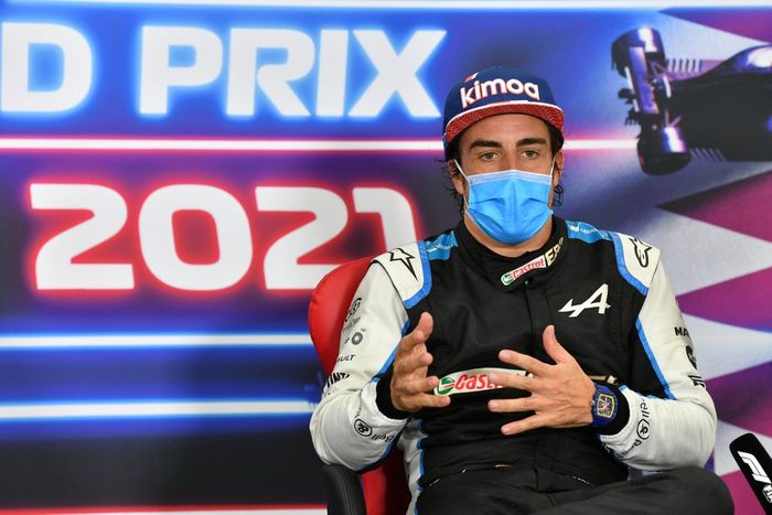 Fernando Alonso, Alpine A521, tercer clasificado del GP de Qatar, en rueda de prensa
