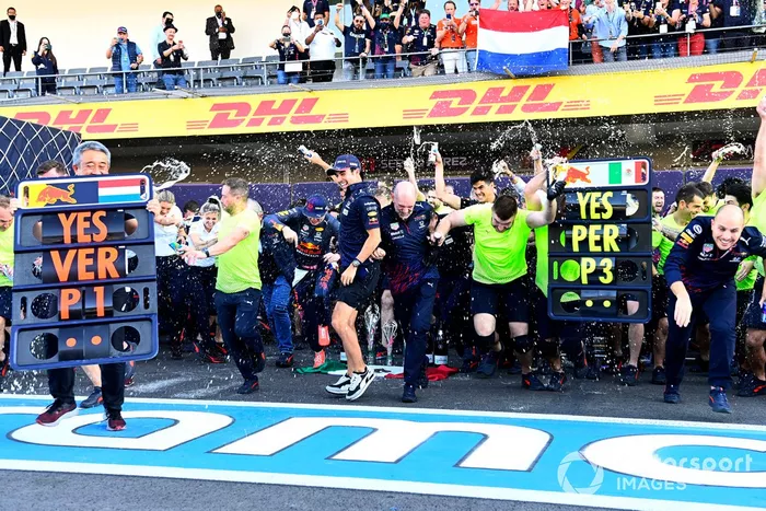 Max Verstappen, Red Bull Racing, 1ª posición, Sergio Pérez, Red Bull Racing, 3ª posición, Adrian Newey, director técnico de Red Bull Racing, y el equipo Red Bull Racing celebran tras la carrera