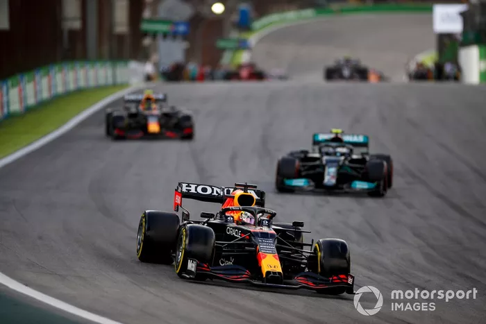 Max Verstappen, Red Bull Racing RB16B, Valtteri Bottas, Mercedes W12