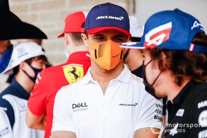 Lando Norris, McLaren, con Fernando Alonso, Alpine F1