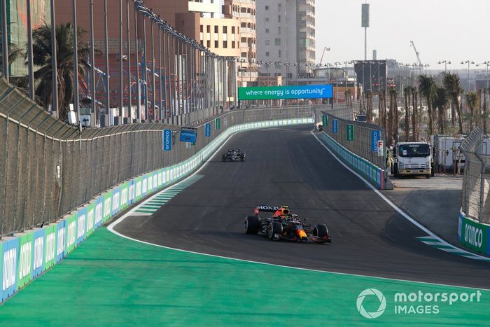 Sergio Pérez, Red Bull Racing RB16B, Yuki Tsunoda, AlphaTauri AT02