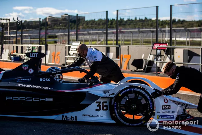 Mechanics push Andre Lotterer, Porsche, Porsche 99X Electric