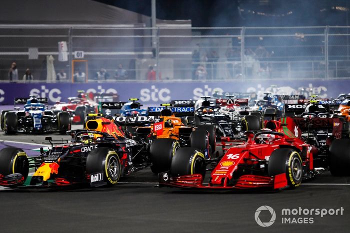 Sergio Pérez, Red Bull Racing RB16B, Charles Leclerc, Ferrari SF21, y Lando Norris, McLaren MCL35M, en la reanudación
