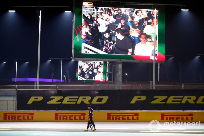 Sergio Pérez, de Red Bull Racing, se lamenta después de quedar fuera de la carrera en el reinicio