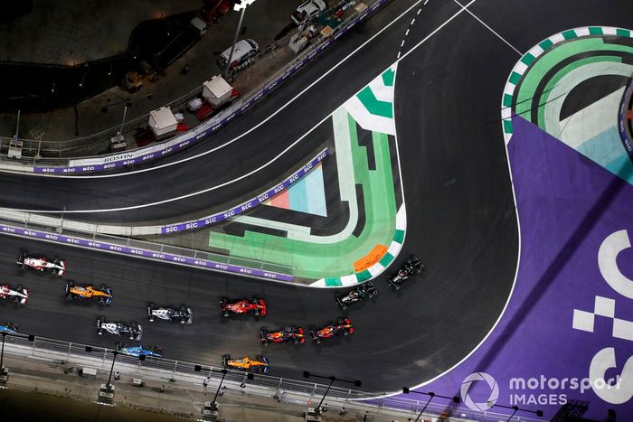 Lewis Hamilton, Mercedes W12, Valtteri Bottas, Mercedes W12, Max Verstappen, Red Bull Racing RB16B, Sergio Pérez, Red Bull Racing RB16B, Charles Leclerc, Ferrari SF21, y el resto de la parrilla al inicio