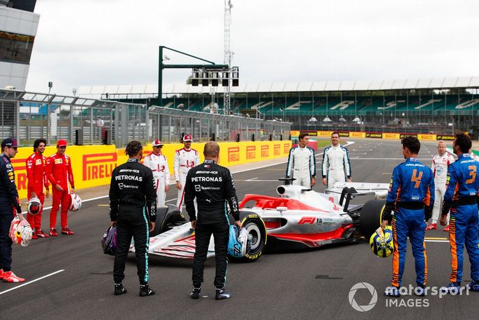El evento de lanzamiento del coche de Fórmula 1 de 2022 en la parrilla de Silverstone