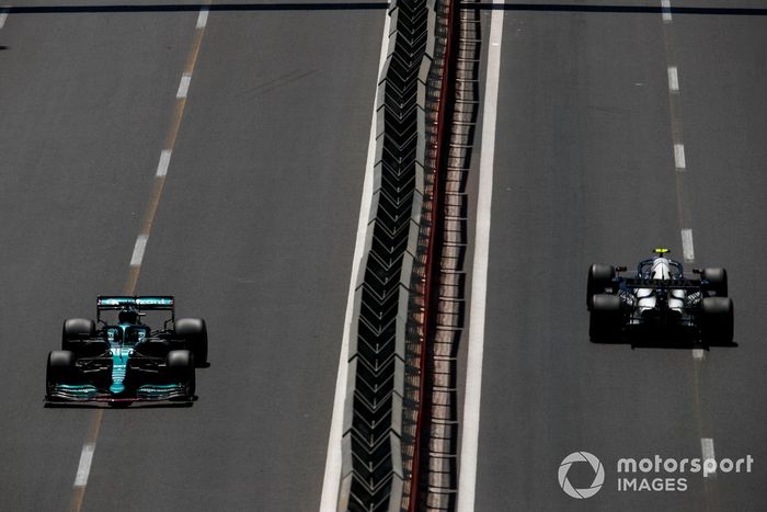 Pierre Gasly, AlphaTauri AT02, y Lance Stroll, Aston Martin AMR21