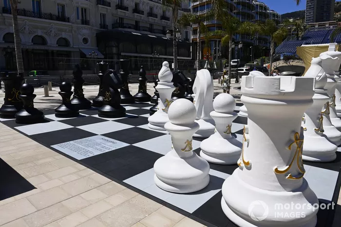 Ajedrez gigante en el GP de Mónaco instalado por la Societe des Bains de Mer