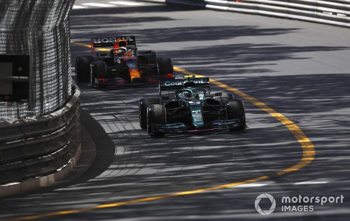 Sebastian Vettel, Aston Martin AMR21, Max Verstappen, Red Bull Racing RB16B