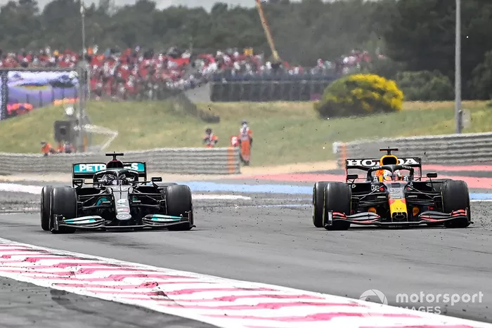 Max Verstappen, Red Bull Racing RB16B sorpassa Lewis Hamilton, Mercedes W12 