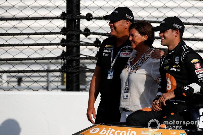 Rinus VeeKay, Ed Carpenter Racing Chevrolet y sus padres posan para una foto en primera fila