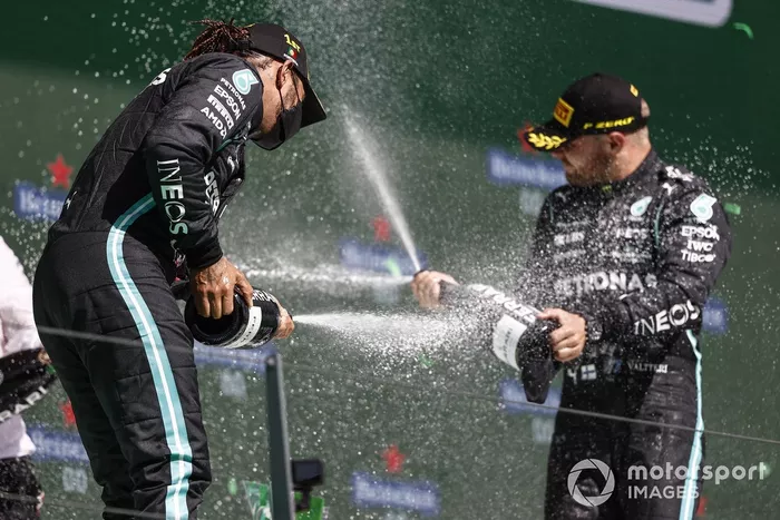 Podio: ganador de la carrera Lewis Hamilton, Mercedes, y el tercer lugar Valtteri Bottas, Mercedes