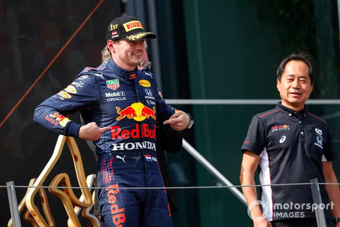 Podio: ganador Max Verstappen, Red Bull Racing y Toyoharu Tanabe, F1 Director técnico de Honda