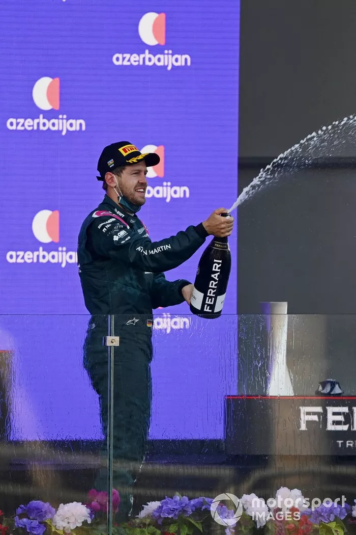 Podio: segundo lugar Sebastian Vettel, Aston Martin, tercer lugar Pierre Gasly, AlphaTauri