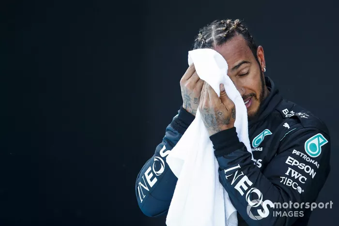 Lewis Hamilton, de Mercedes, es entrevistado por Paul de la Rosa tras conseguir su pole número 100 en la F1