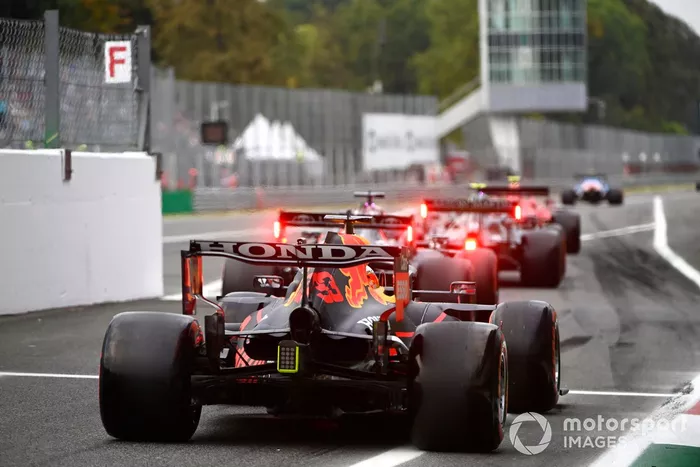 Max Verstappen, Red Bull Racing RB16B, en la salida de los pits