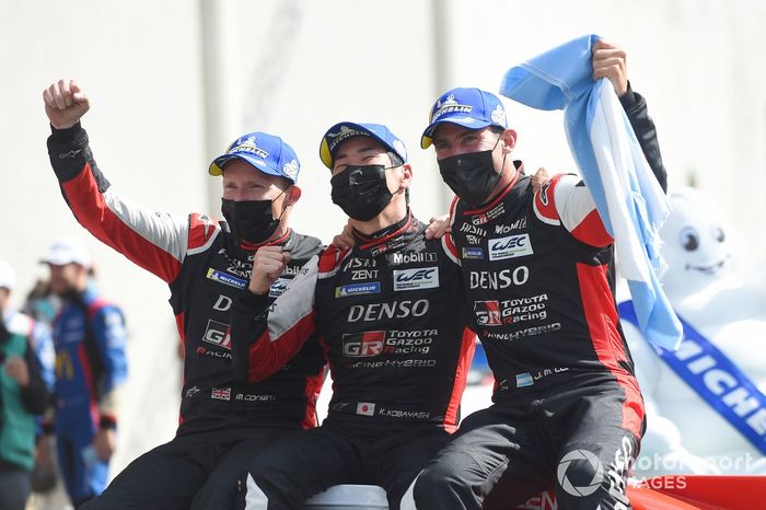 Ganadores Mike Conway, Kamui Kobayashi, José María López, #7 Toyota Gazoo Racing Toyota GR010 - Hybrid Hypercar celebran