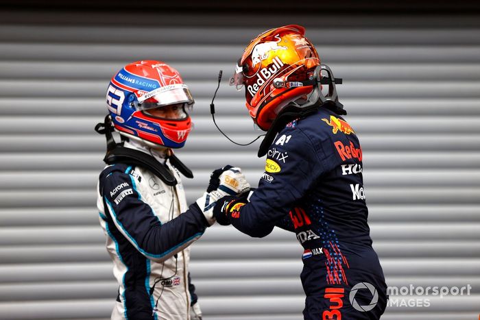 Ganador de la pole Max Verstappen, Red Bull Racing, y el segundo puesto George Russell, Williams, en Parc Ferme
