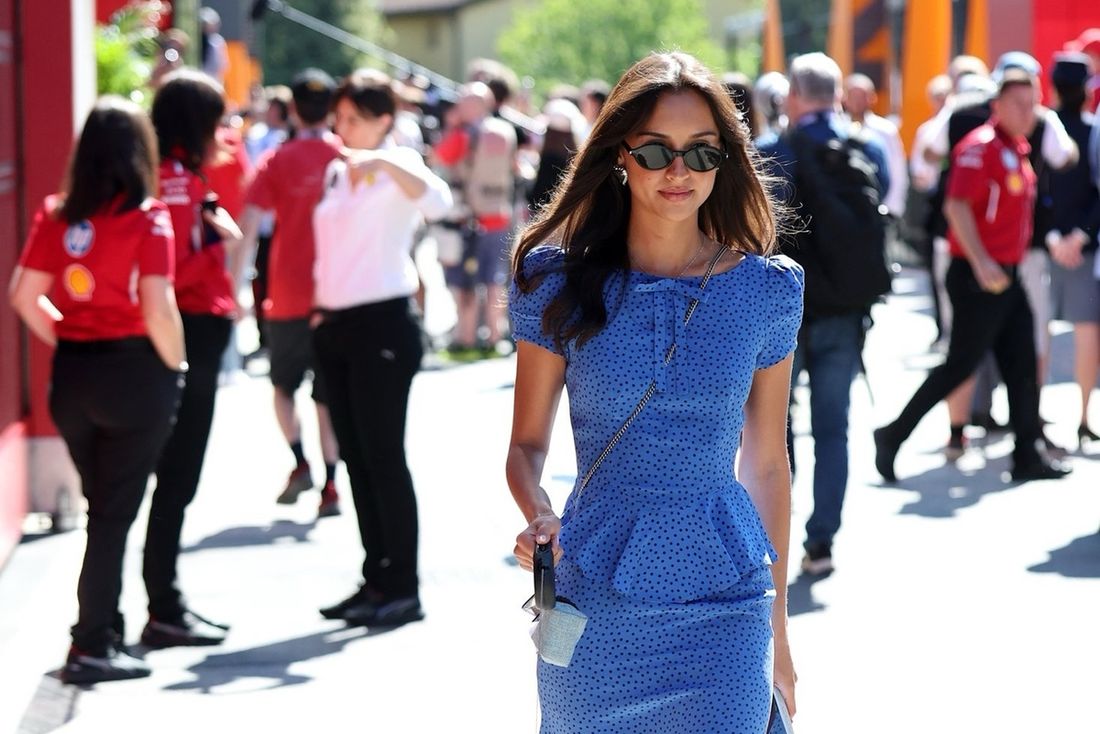 Alexandra Saint Mleux spaceruje po padoku z Leo Leclercem 