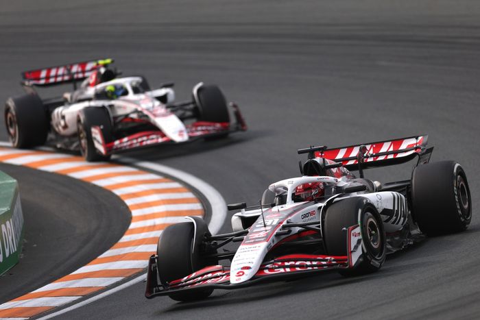 Esteban Ocon, Haas F1 Team, Oliver Bearman, Haas F1 Team