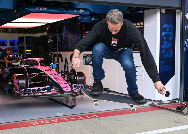 Tony Hawk devant le garage Alpine
