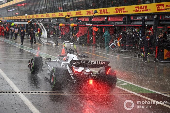 Liam Lawson, AlphaTauri AT04, en boxes